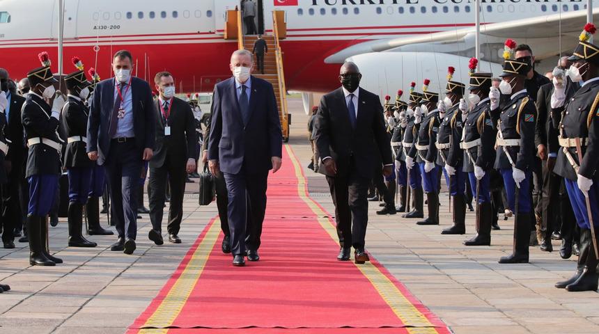Son dakika: Cumhurbaşkanı Erdoğan, Kongo'da... Resmi törenle karşılandı