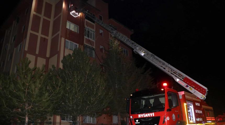 Kayseri'de hareketli dakikalar... Evini ateşe verip ka&ccedil;tı!