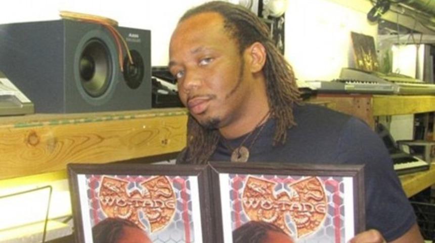 Cinsel organını kesip ikinci kattan atladı