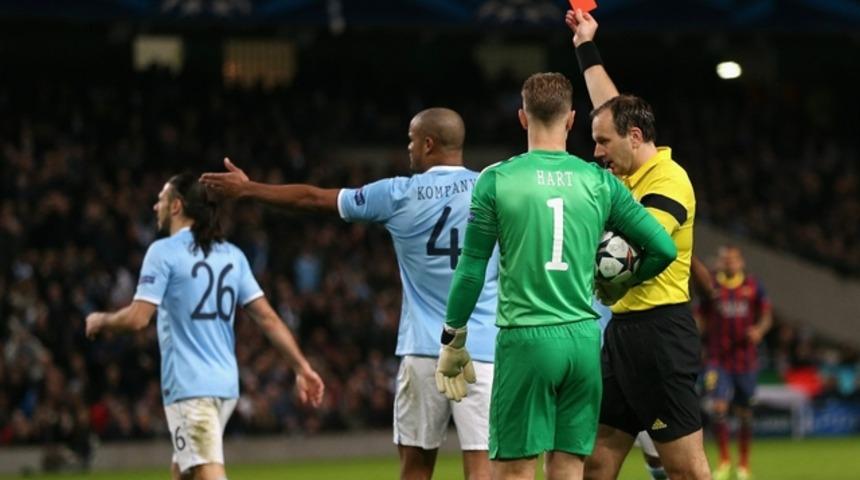 M. City 0  Barcelona 2: Pellegrini hakemi su&ccedil;luyor