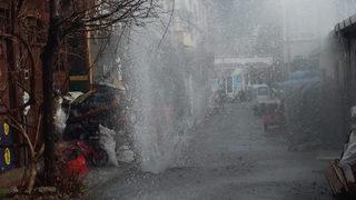 Büyükada’da su borusu patladı, metrelerce yükseğe fışkırdı! Saniye saniye böyle görüntülendi