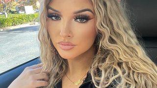 Çıplak bir şekilde servis yapıyor! Bir gecede aldığı bahşiş dudak uçuklattı