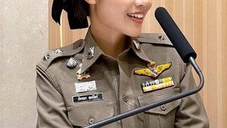 Taylandlı polis memuru, mayoyla poz verdikten sonra kendisini saygısız olarak nitelendirenlere sert cevap verdi