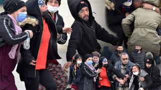 Kahreden görüntü! Yakınları güçlükle sakinleştirdi