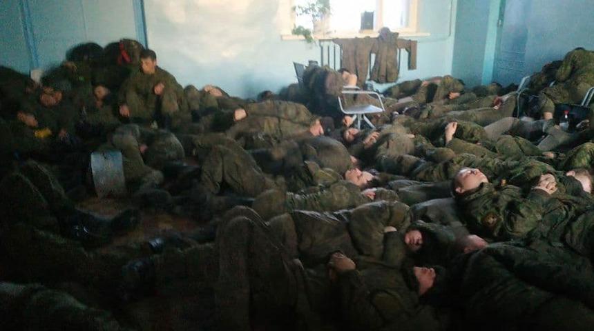 Ukrayna sınırında ilginç görüntü! Onlarca Rus askerini unuttular…