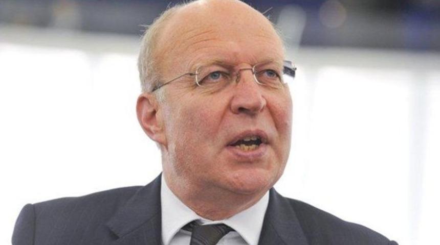 T&uuml;rk Bakan'a &ouml;nce hakaret etti sonra d&uuml;zeltti