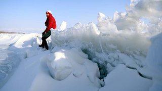 Çıldır Gölü’ne gelen turistler fotoğraf çektirmeden gitmedi! “Antarktika ve Alaska'yı andırıyor