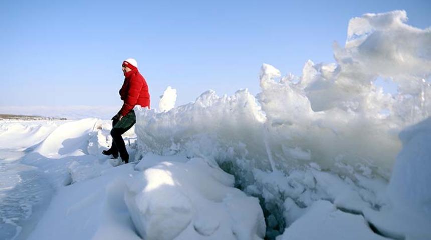 Çıldır Gölü’ne gelen turistler fotoğraf çektirmeden gitmedi! “Antarktika ve Alaska'yı andırıyor"