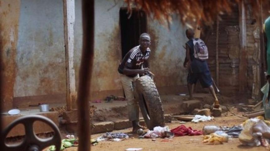 Cami yağmalandı, Kur'an yakıldı