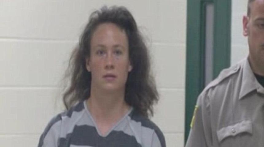 Pedofil kadın tecavüz ettiği çocuklarla çıplak halde basıldı