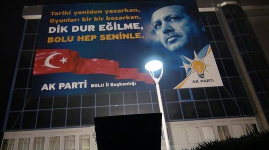 Tartışılan pankart kaldırılmadı, aydınlatıldı