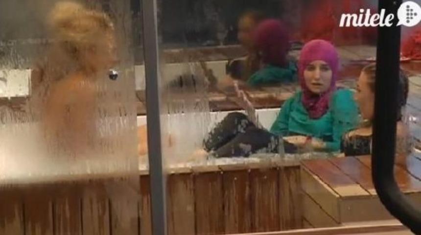 Bornozla namaz kıldı