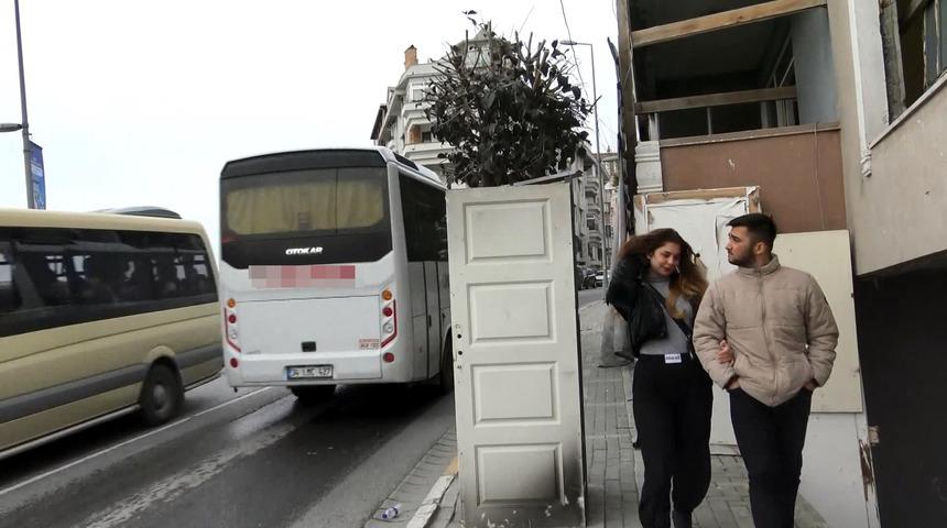Avcılar'da kaldırımdaki ağaca kapılı koruma! Gören dönüp bir daha baktı