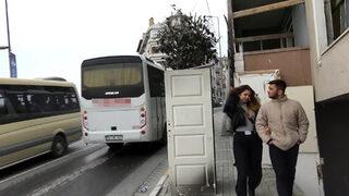 Avcılar'da kaldırımdaki ağaca kapılı koruma! Gören dönüp bir daha baktı