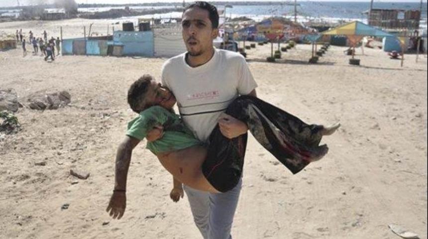 İsrail Gazze'de sahilde oynayan Filistinli çocukları vurdu