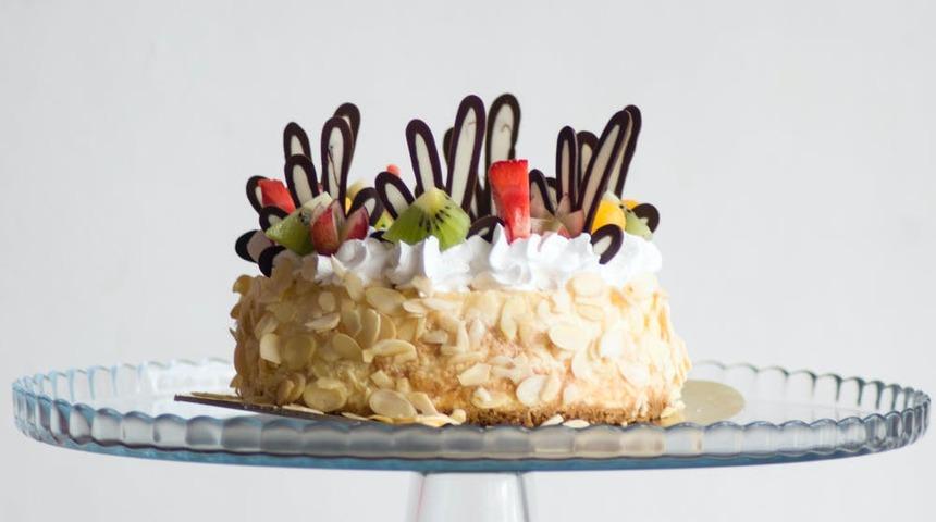 Kabak oyacağıyla keke oyuklar açarak muhallebinin lezzetini vermesini sağlayın: Borcam pastası tarifi