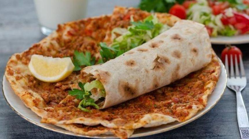Lahmacunu evde yapın bol bol tüketin: Çıtır lahmacun tarifi
