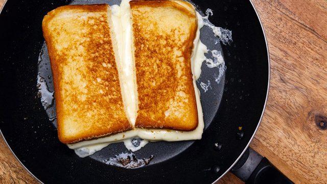 Bir sosla iki çeşit tost yapın: Tuzlu ve tatlı tava tostu tarifi