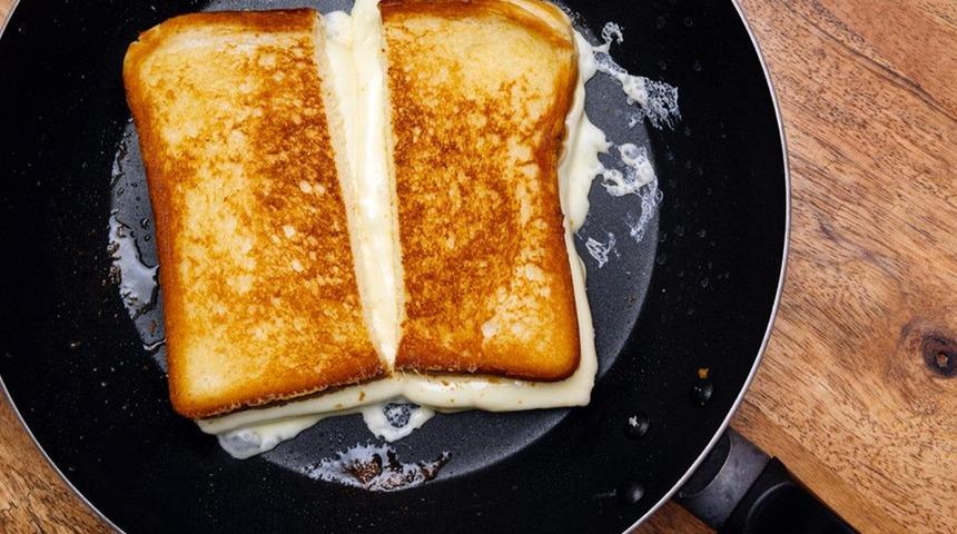 Bir sosla iki çeşit tost yapın: Tuzlu ve tatlı tava tostu tarifi