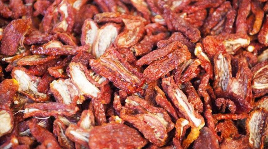 Vazgeçemeyeceğiniz bir lezzet olacak: Kahvaltılık kuru domates tarifi