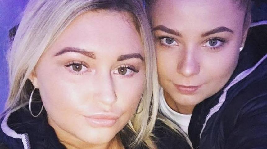 Pencerede öpüşen lezbiyen çifti gören komşuları çileden çıktı! Arabalarına çarpıp küfürler savurdu