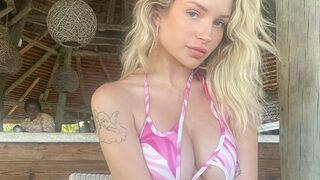 Lottie Moss'tan yarı çıplak ayna selfiesi! Notu dikkat çekti