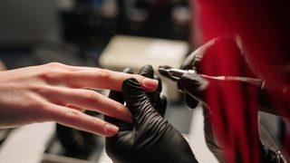 Evde manikür yapmaya hazır mısınız? Tırnaklarınızı göz alıcı hale getirecek manikür rutinleri…