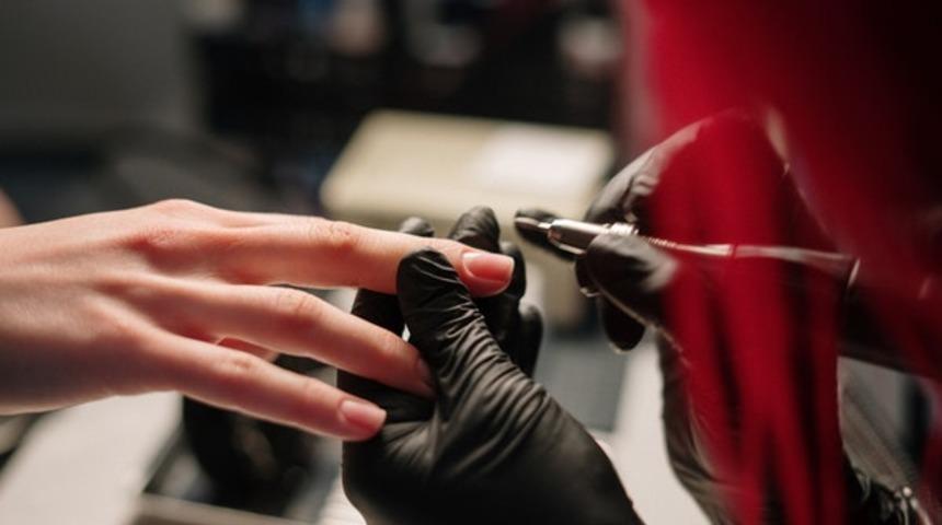 Evde manik&uuml;r yapmaya hazır mısınız? Tırnaklarınızı g&ouml;z alıcı hale getirecek manik&uuml;r rutinleri&hellip;