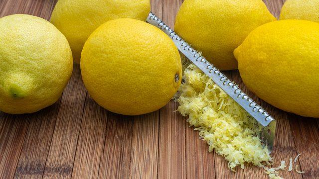 Limonun içi ayrı dışı ayrı nimet! Limon kabuklarını atmak yerine bu yöntemlerle temizlik malzemesi haline getirin!