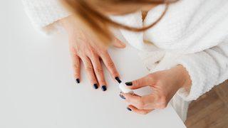 Ojeyi seviyorsunuz ama sürmeyi sevmiyor musunuz? Bu püf noktaları sayesinde oje sürmek hoşunuza gidecek!