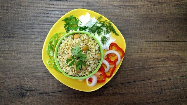 Bulgur pilavını acılı denediniz mi? İşte renkli görüntüsüyle iştah açan Cizre acılı bulgur pilavı tarifi
