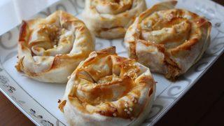 Öğün gibi doyurucu ve vitaminli börekler yapın: Ispanaklı gül böreği tarifi