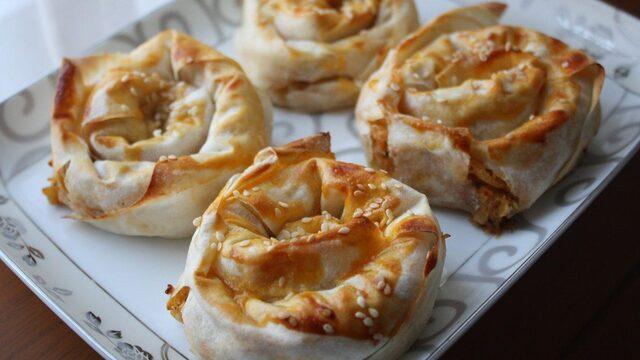 Öğün gibi doyurucu ve vitaminli börekler yapın: Ispanaklı gül böreği tarifi