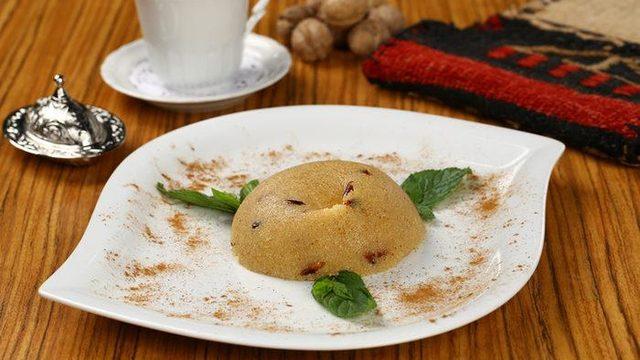 Helva severlere çok özel bir lezzet örneği: Narlı irmik helvası tarifi