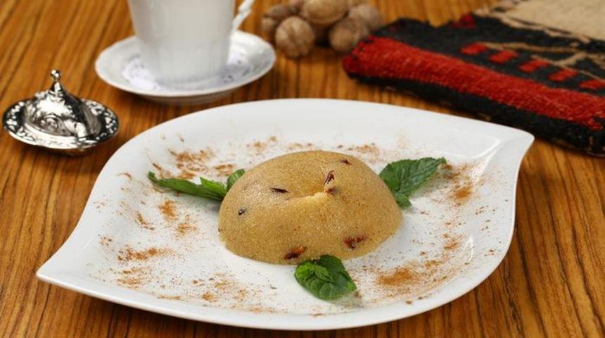 Helva severlere çok özel bir lezzet örneği: Narlı irmik helvası tarifi