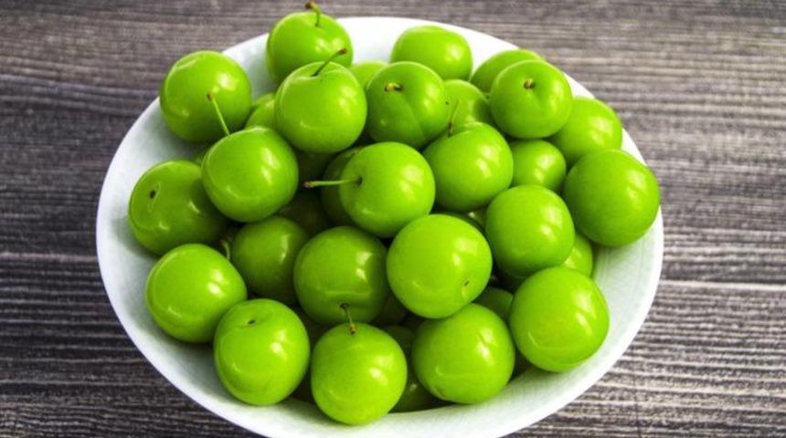 Yaz kış yeşil erik tüketebilmenin yöntemi: Erik turşusu tarifi