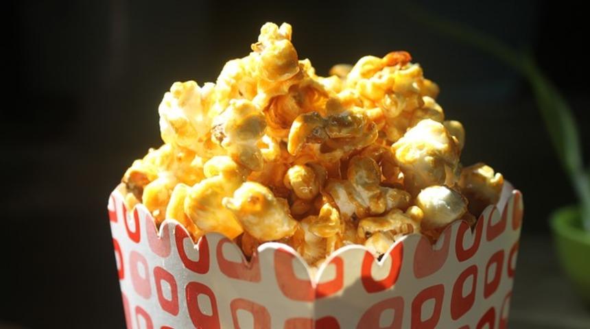 Karamel ve patlamış mısırın muhteşem buluşması: Caramel popcorn tarifi