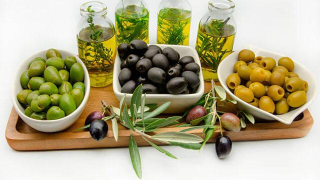 Sofralarda yerini almaya başlayan ızgara zeytin tarifi lezzetiyle vazgeçilemeyecek yiyecekler arasına girecek gibi görünüyor