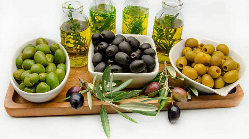 Sofralarda yerini almaya başlayan ızgara zeytin tarifi lezzetiyle vazgeçilemeyecek yiyecekler arasına girecek gibi görünüyor