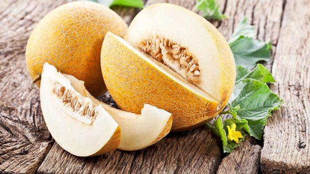 Tropik ve ferahlatıcı tatları sevenler için: Kavunlu, Hindistan cevizli muhallebi tarifi