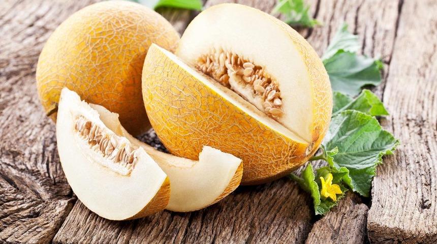 Tropik ve ferahlatıcı tatları sevenler için: Kavunlu, Hindistan cevizli muhallebi tarifi