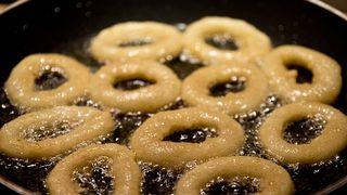 Artık soğan halkası için hamburgerciye gitmenize gerek yok: Evde pratik çıtır çıtır soğan halkası tarifi!