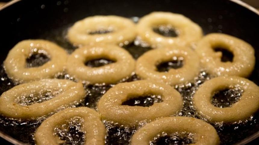 Artık soğan halkası için hamburgerciye gitmenize gerek yok: Evde pratik çıtır çıtır soğan halkası tarifi!