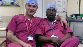 Turhan Çömez İngiltere'de sünnetçi oldu