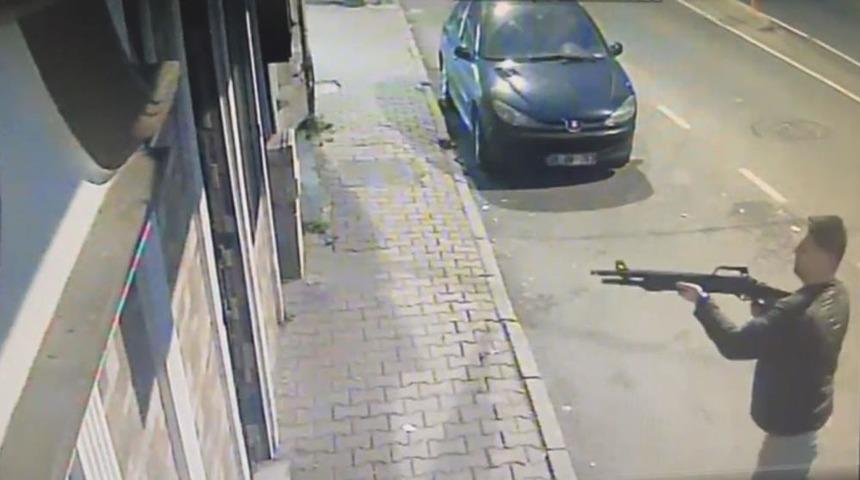 "Benimle ilgilenmediler" dedi, pompalı tüfekle müzikhole ateş açtı! Dehşet anları kamerada