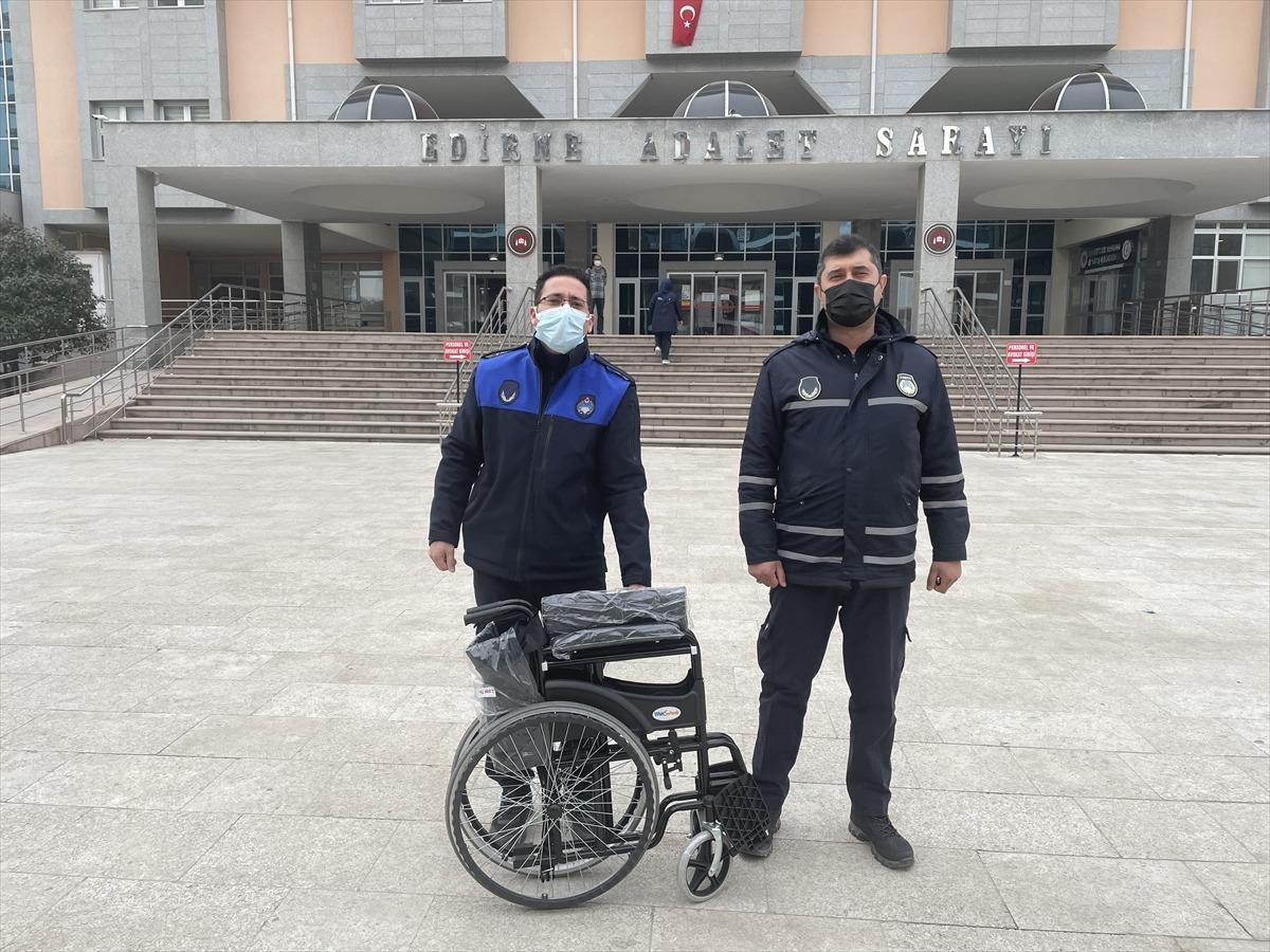 Zabıtalar ile tır s&uuml;r&uuml;c&uuml;s&uuml;, kanser hastaları i&ccedil;in tekerlekli sandalye bağışıyla uzlaştı