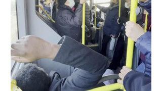 Metrobüste koronavirüs paniği! Adam ölüyor, biri ilgilensin