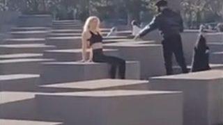 Yahudiler için yapılan anıta göğüs dekoltesiyle gidince sosyal medyadan tepkiler gecikmedi! Özür bekliyorlar