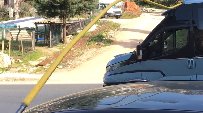 Doğal gaz borusu, yolcu minib&uuml;s&uuml;ne ok gibi saplandı!