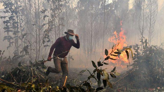 Kolombiya'da yangından kaçan bir erkek